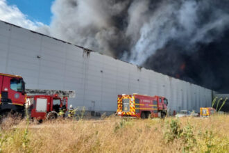 videofoto incendiu la o hala din incinta unui parc logistic situat la km 23 al autostrazii a1 pompierii intervin cu 14 autospeciale 686162007e2b7