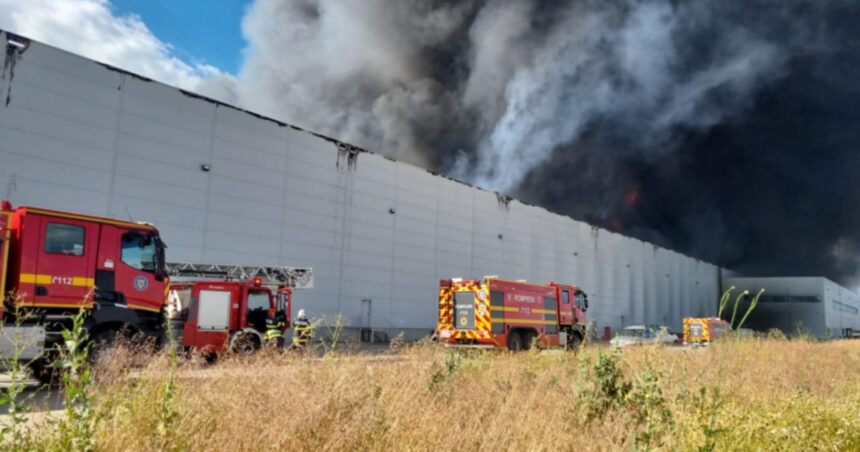 Flăcări devastatoare la o hală dintr-un parc logistic de pe A1, la km 23 – Pompierii mobilizează 14 autospeciale pentru a stinge incendiul! 1 videofoto incendiu la o hala din incinta unui parc logistic situat la km 23 al autostrazii a1 pompierii intervin cu 14 autospeciale 686162007e2b7