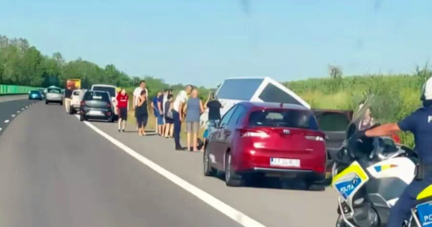 Tragedie pe autostrada A2: Un deces și numeroase răniți în urma răsturnării unui autocar cu copii. Planul roșu de intervenție a fost activat. 1 videofoto un mort si mai multi raniti dupa ce un autocar plin cu copii s a rasturnat pe autostrada a2 a fost activat planul rosu de interventie 685831f3b8b2e