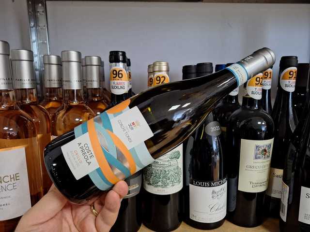 Vinul momentului: un alb organic din soiul Grillo, care capturează esența verii siciliene în cea mai autentică și rafinată expresie. 1 vinul zilei un alb organic obtinut din soiul grillo care surprinde esenta verii siciliene in cea mai pura si sincera forma a ei 683e936a6a908