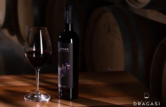 Deliciul zilei: un Cabernet Franc din Drăgășani, în ediție limitată, un vin rafinat și deosebit, perfect pentru a acompania paste, carne roșie, brânzeturi maturate sau sushi. 1 vinul zilei un cabernet franc din dragasani produs intr un numar limitat de sticle un vin sofisticat si cu personalitate care se asociaza foarte bine cu paste carne rosie branzeturi maturate sau 685e374496324