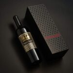 Vinul momentului: un cupaj remarcabil de Merlot și Cabernet Sauvignon, elogiat ca „un adevărat titan al vânătorii de vinuri românești”. Note de fructe negre, smochine, lemn, cuișoare, vanilie și ierburi aromatice. 2 vinul zilei un cupaj memorabil de merlot si cabernet sauvignon descris ca unul dintre marii seniori ai vinului romanesc arome de fructe negre smochine lemn cuisoare vanilie si 684287d45f03c