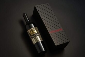 vinul zilei un cupaj memorabil de merlot si cabernet sauvignon descris ca unul dintre marii seniori ai vinului romanesc arome de fructe negre smochine lemn cuisoare vanilie si 684287d45f03c