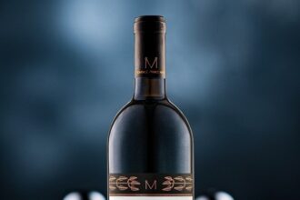 vinul zilei un merlot emblematic pentru romania cu note olfactive de fructe de padure piper negru ciocolata cafea si vanilie savuros alaturi de carne rosie vanat branzeturi maturate sau mancar 684bc28d73b71