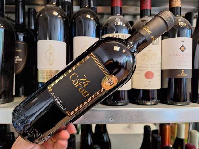 Deliciul vinului: un roșu italian apreciat cu 99 de puncte de Luca Maroni. Aromele bogate de prune coapte, cireșe, vanilie, tutun și condimente rafinate se îmbină într-un gust generos și echilibrat. 1 vinul zilei un rosu italian cotat cu 99 puncte luca maroni note de prune coapte cirese vanilie tutun si condimente fine cu gust amplu si armonios 683fe4d1a2721