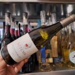 Deliciul Zilei: Un Sauvignon Blanc din inima Italiei, emblemă a rafinamentului vinicol. Arome de mere verzi, ardei și agrișe, îmbinate cu nuanțe de citrice, mușețel și salvie pe cerul gurii. 3 vinul zilei un sauvignon blanc de la o crama din italia al carui nume este sinonim cu excelenta in domeniul vinurilor note olfactive de mere verzi ardei gras si agrise completate pe palat de citr 685ce5d6cf0c0