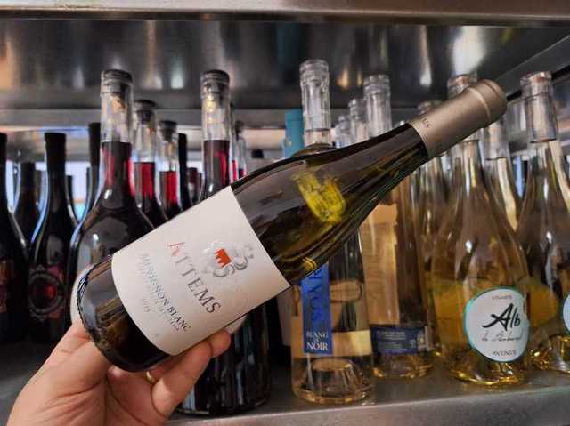 Deliciul Zilei: Un Sauvignon Blanc din inima Italiei, emblemă a rafinamentului vinicol. Arome de mere verzi, ardei și agrișe, îmbinate cu nuanțe de citrice, mușețel și salvie pe cerul gurii. 1 vinul zilei un sauvignon blanc de la o crama din italia al carui nume este sinonim cu excelenta in domeniul vinurilor note olfactive de mere verzi ardei gras si agrise completate pe palat de citr 685ce5d6cf0c0
