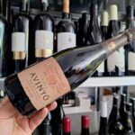 Răsfățul zilei: un spumant ecologic din Penedès, cu note care evocă o zi de vară petrecută în mijlocul livezilor și pădurilor. Perfect pentru a acompania orice fel de mâncare, de la aperitive delicate până la pește și fructe de mare. 3 vinul zilei un spumant organic din penedes cu arome care te poarta cu gandul la o zi de vara petrecuta printre livezi si paduri poate insoti orice masa de la aperitive simple pana la peste sau fr 685b94ee09e44