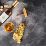 Vinul zilei: un alb italian distins la Mundus Vini și Decanter, cu un impresionant scor de 99 puncte Luca Maroni. Îmbină arome de miere, piersici și citrice, perfect pentru a acompania pește, fructe de mare, carne albă și brânzeturi delicioase. 2 vinul zilei un vin alb italian premiat la mundus vini si decanter cotat cu 99 de puncte luca maroni dezvaluie note de miere piersica si citrice savuros alaturi de peste fructe de mare carne alb 685a42d1aff5c