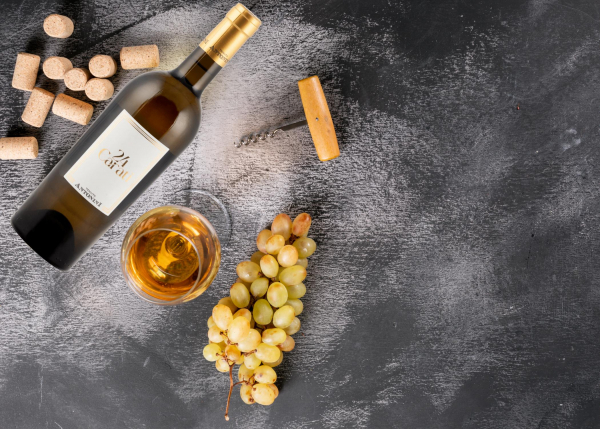 Vinul zilei: un alb italian distins la Mundus Vini și Decanter, cu un impresionant scor de 99 puncte Luca Maroni. Îmbină arome de miere, piersici și citrice, perfect pentru a acompania pește, fructe de mare, carne albă și brânzeturi delicioase. 1 vinul zilei un vin alb italian premiat la mundus vini si decanter cotat cu 99 de puncte luca maroni dezvaluie note de miere piersica si citrice savuros alaturi de peste fructe de mare carne alb 685a42d1aff5c