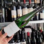 Descoperă vinul perfect pentru fiecare zi: un companion prietenos, revigorant și ușor de savurat, cu arome florale îmbietoare, completate de nuanțe de mere, pere verzi, grapefruit, lămâie și piersici zemoase. 3 vinul zilei un vin de zi cu zi prietenos tonic si usor de baut cu note florale dominante urmate de arome de mere pere verzi grapefruit lamaie si piersica coapta 68491f608f6f4