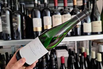 vinul zilei un vin de zi cu zi prietenos tonic si usor de baut cu note florale dominante urmate de arome de mere pere verzi grapefruit lamaie si piersica coapta 68491f608f6f4