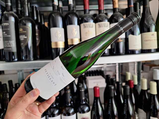 Descoperă vinul perfect pentru fiecare zi: un companion prietenos, revigorant și ușor de savurat, cu arome florale îmbietoare, completate de nuanțe de mere, pere verzi, grapefruit, lămâie și piersici zemoase. 1 vinul zilei un vin de zi cu zi prietenos tonic si usor de baut cu note florale dominante urmate de arome de mere pere verzi grapefruit lamaie si piersica coapta 68491f608f6f4