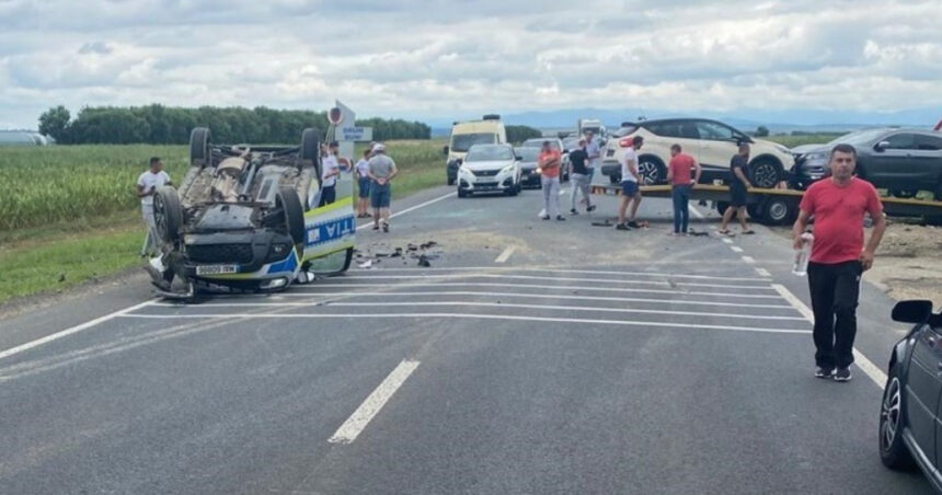 Coliziune devastatoare în Timiș: Trei automobile implicate, o autospecială de Poliție răsturnată și un agent blocat, cu intervenția elicopterului SMURD! 1 accident grav cu trei masini in timis autospeciala de politie rasturnata un agent a ramas incarcerat intervine un elicopter smurd 68877af1a79af