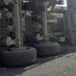 Coliziune pe șosea la marginea Sloboziei: Un TIR s-a prăbușit în afara drumului 3 accident rutier la iesirea din slobozia un tir s a rasturnat in afara partii carosabile 6888eab69745a