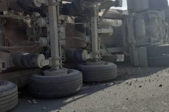 accident rutier la iesirea din slobozia un tir s a rasturnat in afara partii carosabile 6888eab69745a