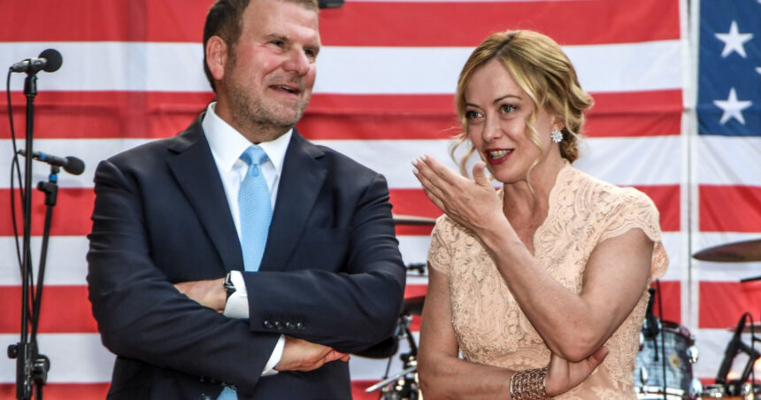 Ambasadorul lui Trump la Roma a ales să renunțe la Villa Taverna, optând să-și petreacă zilele pe iahtul personal. Ce l-a determinat? 1 ambasadorul lui trump la roma refuza sa locuiasca in celebra villa taverna si prefera sa traiasca pe iahtul sau care este motivul 6887305c72ea8