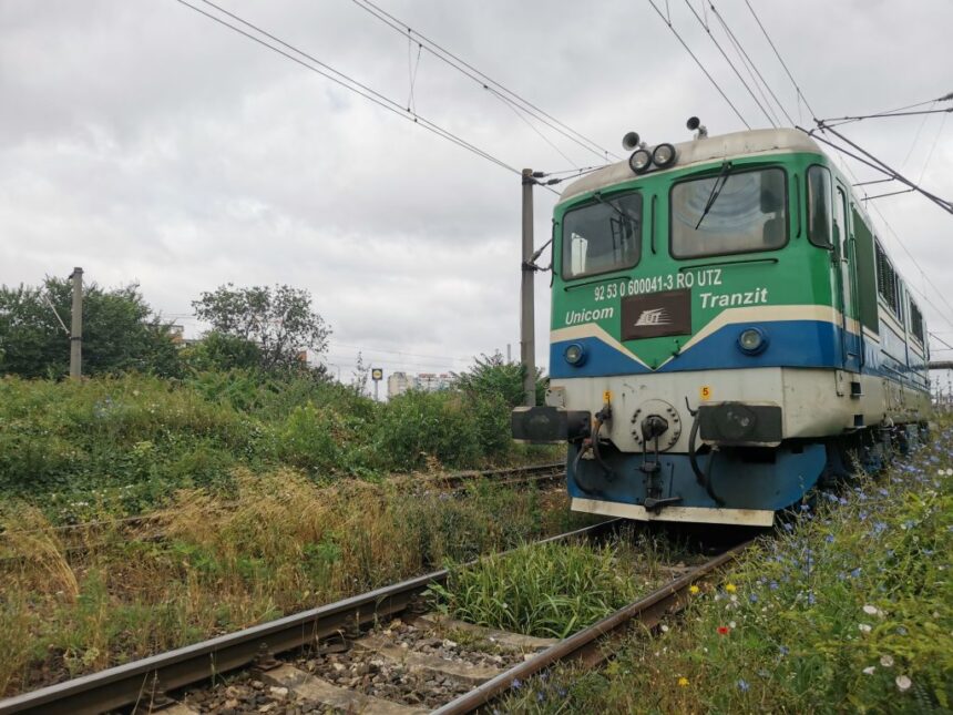 Spargerea trenurilor: Hoții au demontat instalațiile electrice și s-au conectat ilegal la utilitățile CFR! 1 au furat instalatia electrica din mai multe locomotive garate in depoul palas dar s au si racordat ilegal la retelele de apa si curent ale cfr 688964ef5754d