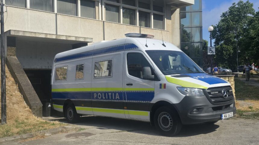 Trei traficanți din Constanța, condamnați la pedepse severe, au fost reținuți de poliție și transportați rapid la Penitenciarul Poarta Albă. 1 condamnati la ani grei de inchisoare trei traficanti constanteni au fost saltati de politisti au ajuns imediat la penitenciarul poarta alba 6883458449aa6