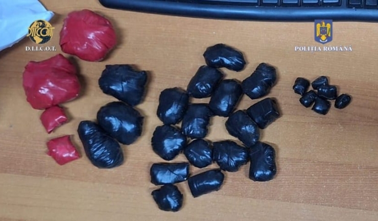 Capturat de autorități: Un tânăr de 19 ani din Constanța, prins cu substanțe interzise ascunse pentru comerțul online 1 diicot constanta traficant de 19 ani prins cu droguri ingropate pentru vanzare online 6889b24091aa7
