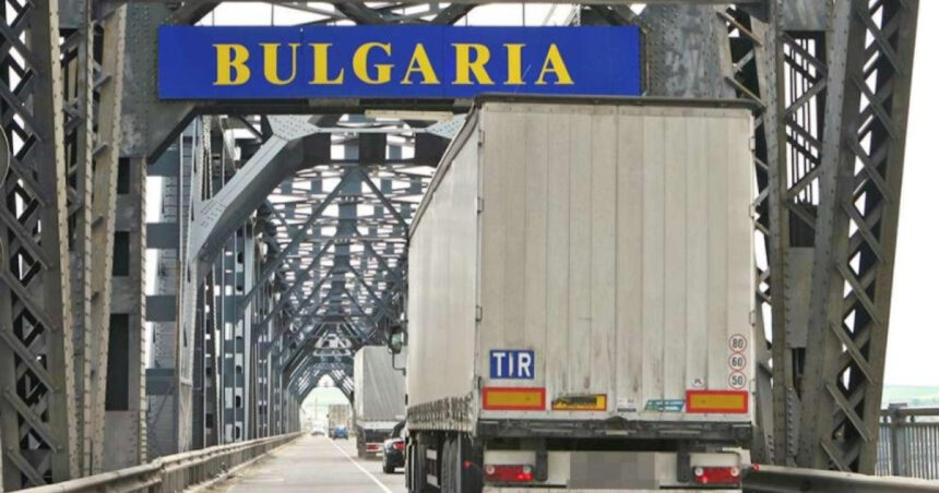 Doi conaționali, revenind din Grecia, au fost prinși în Bulgaria încercând să mituiască polițiștii de frontieră. 1 doi romani care se intorceau din grecia au fost arestati in bulgaria pentru tentativa de mituire a politistilor de frontiera 6883314e61574