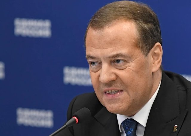 Trump și Medvedev se angajează într-un schimb aprins de replici: fostul președinte american avertizează cu privire la declarațiile „periculoase”, în timp ce aliatul lui Putin evocă amenințarea nucleară. 1 donald trump si dmitri medvedev intra intr o polemica de la distanta iritat de retorica periculoasa trump ii spune lui medvedev sa aiba grija ce spune aliatul lu 688b7e47a47aa