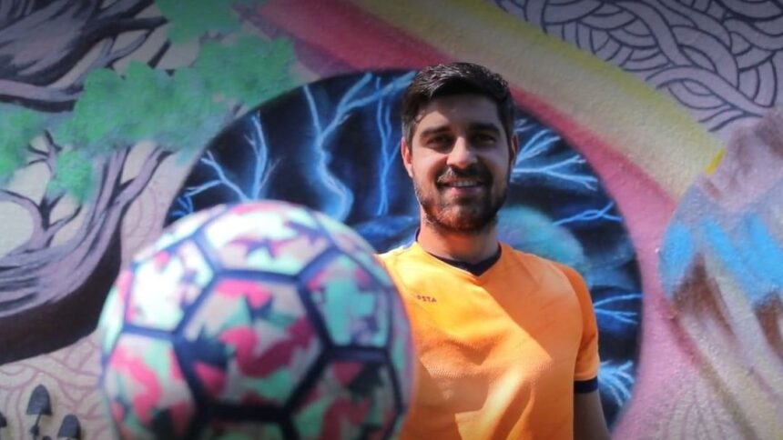 Un fost fotbalist al Rapidului a creat un sistem inovator de antrenament pentru copii: "Toți mă îndeamnă să mă întâlnesc cu domnul Șucu pentru a-i prezenta ideea mea" 1 exclusiv un fost jucator al rapidului a dezvoltat cel mai complex sistem de antrenament pentru copii toata lumea zice sa merg la domnul sucu ca sa ii pr 6885f271aaffc