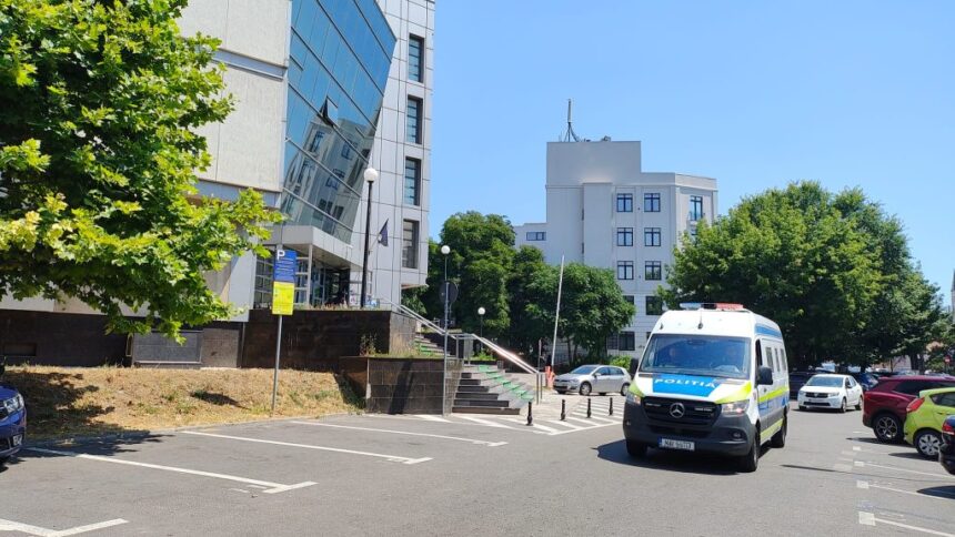 Un fost agent de poliție suspectat de divulgarea unor informații confidențiale dintr-un dosar penal solicită aprobată pentru a părăsi județul timp de 48 de ore, în cadrul măsurilor de control judiciar. 1 fostul politist acuzat ca divulga informatii dintr un dosar penal a cerut permisiunea sa plece din judet timp de doua zile in contextul masurii controlului judiciar 6882b47c078e5