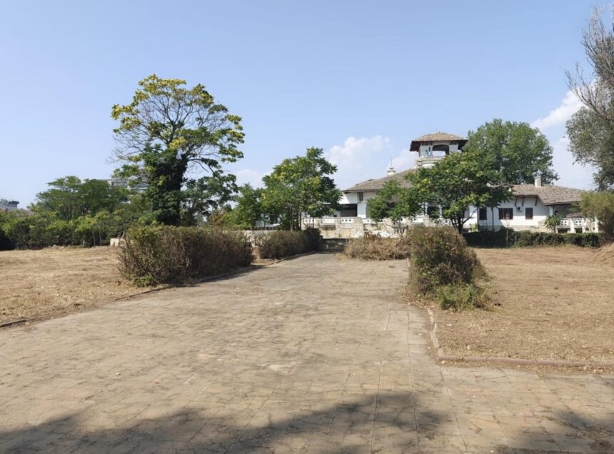 Curățenie regală la Vila din Mamaia: Detalii din curtea Palatului Reginei Maria, conform Ministerului Culturii. 1 foto actiune de igienizare la vila regala din mamaia in curtea palatului reginei maria ce spune ministerul culturii 688b51a038d52