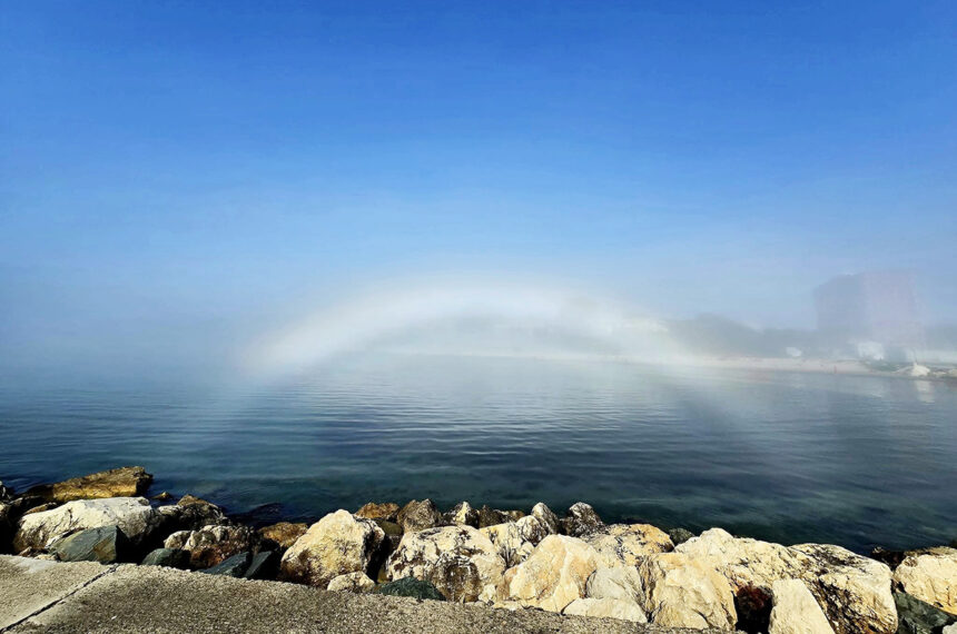 Spectrul Alb al Curcubeului s-a revărsat din nou peste Mangalia: Se preconizează zile mai luminoase! 1 foto curcubeul alb a reaparut deasupra mangaliei vor urma vremuri mai bune 68834c8404408
