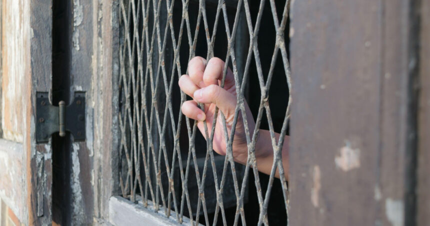Atac devastator în Grecia: Doi răniți la locuința unui gardian de penitenciar în urma unei explozive acțiuni violente 1 foto doi raniti in grecia intr un atac cu bomba la domiciliul unui gardian de penitenciar 68851d7e88180