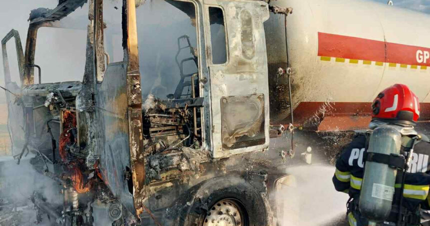 Flăcări pe Autostrada A7: O autocisternă plină cu GPL a provocat haos în trafic 1 foto incendiu la o autocisterna incarcata cu gpl pe autostrada a7 traficul a fost blocat 6883b6f808300