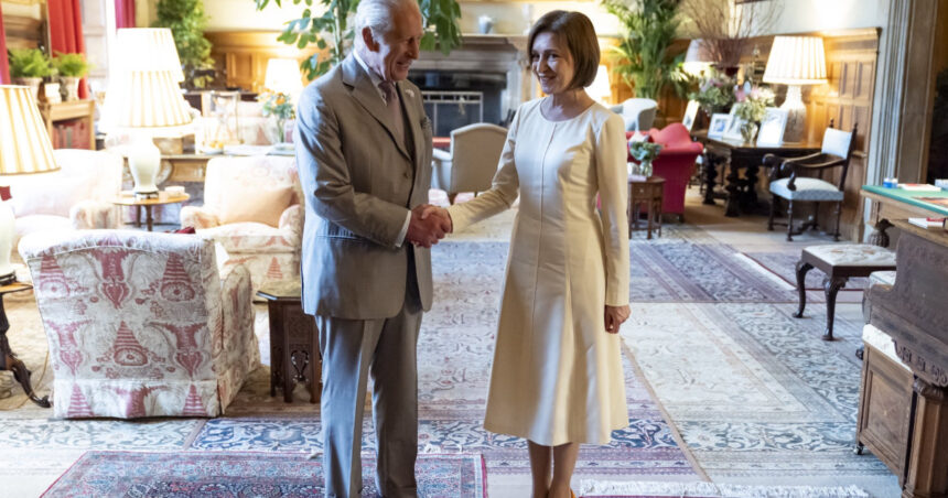 Maia Sandu, întâmpinată cu onoruri de Regele Charles la reședința regală de la Sandringham: Mesajul președintei Republicii Moldova. 1 foto maia sandu a fost primita de regele charles la resedinta acestuia din sandringham mesajul transmis de presedinta republicii moldova 6882546c89f2e