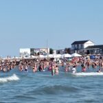Plajele din Mangalia, animate de turiști: soare, valuri și forfotă în această duminică toridă 3 foto plajele din mangalia pline de turisti soare mare si aglomeratie in aceasta duminica caniculara 688643e248b06