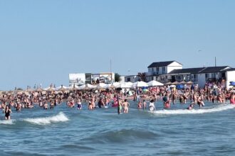 foto plajele din mangalia pline de turisti soare mare si aglomeratie in aceasta duminica caniculara 688643e248b06