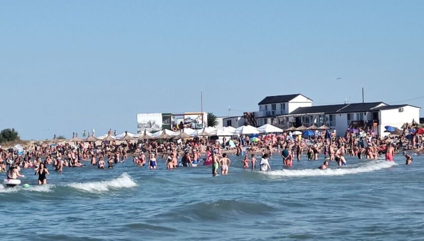 Plajele din Mangalia, animate de turiști: soare, valuri și forfotă în această duminică toridă 1 foto plajele din mangalia pline de turisti soare mare si aglomeratie in aceasta duminica caniculara 688643e248b06