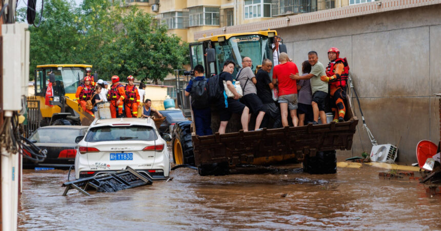 Furtuni devastatoare în China: 30 de vieți pierdute și peste 80.000 de oameni evacuați din Beijing din cauza inundațiilor. 1 foto ploi si inundatii in china furtunile violente au ucis 30 de persoane si peste 80 000 au fost evacuate la beijing 6888706f28c9e