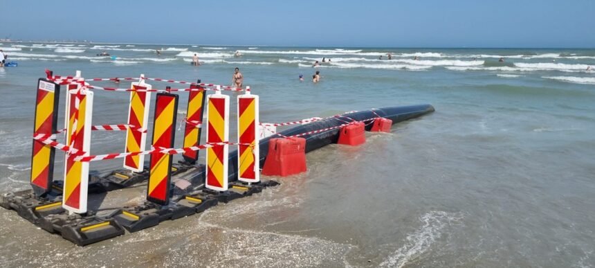 Primăria Năvodari sancționată de Garda de Mediu: O țeavă scurge ape pluviale în marea pentru turiști, susțin comisarii. Descoperiri șocante în șantiere! 1 foto primaria navodari amendata de garda de mediu o teava deversa ape pluviale in apa in care se imbaiaza turistii spun comisarii ce au gasit in santiere 68888145f3377