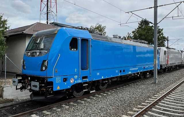 România îmbrățișează inovația cu prima locomotivă electrică construită recent, achiziționată prin PNRR. Care sunt traseele pe care va circula? 1 foto romania primeste prima locomotiva electrica nou construita cumparata prin pnrr pe ce rute va circula 6888d7e497c79