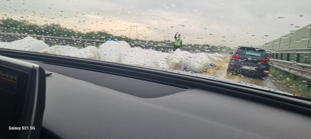 Cereale împrăștiate pe Autostrada București-Pitești: Traficul se desfășoară pe banda de urgență 1 foto saci cu cereale cazuti pe autostrada bucuresti pitesti se circula pe banda de urgenta 6888ce2a826f6