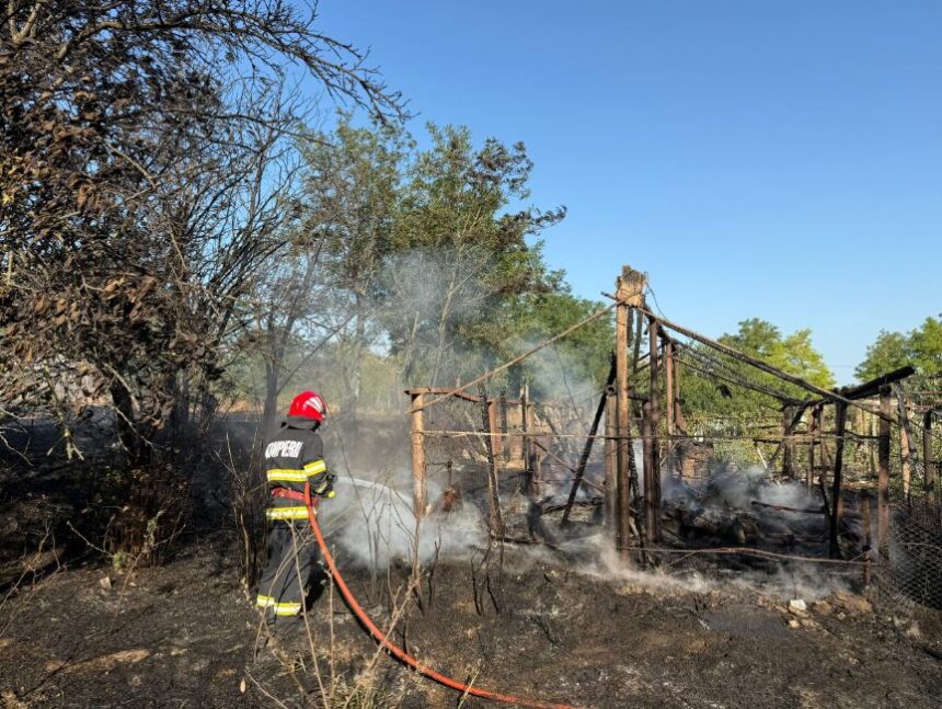 Flăcări devastatoare în Beștepe, Tulcea: două anexe distruse și case amenințate! 1 foto video incendiu puternic in bestepe din judetul tulcea doua anexe distruse si doua locuinte in pericol 68864ae97ded7