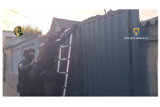 foto video presupusi dealeri de narcotice de pe piata din constanta prinsi de politisti stupefiantele ascunse in cele doua autoturisme ale unuia dintre suspecti 68824c0779a8c
