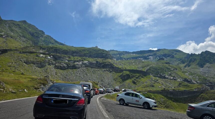 Weekend incendiary pe Transfăgărășan: trafic aglomerat spre Bâlea Lac! 1 foto video weekend de foc pe transfagarasan se circula bara la bara spre balea lac 68860f25d656d