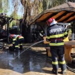 Împreună în lupta cu focul: Voluntari, localnici și pompieri uniti pentru a salva o casă din Dăeni, Tulcea 3 foto voluntari localnici si pompieri au luptat cot la cot sa stinga flacarile care au cuprins o casa din daeni judetul tulcea 688503f9be317