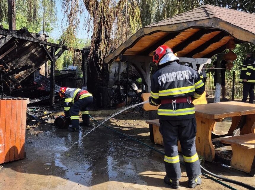 Împreună în lupta cu focul: Voluntari, localnici și pompieri uniti pentru a salva o casă din Dăeni, Tulcea 1 foto voluntari localnici si pompieri au luptat cot la cot sa stinga flacarile care au cuprins o casa din daeni judetul tulcea 688503f9be317