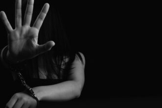 fratele racoleaza verisorul ia banii iar tatal sta de paza traficantii isi racoleaza victimele printre rude prieteni si vecini 688bca30ea417