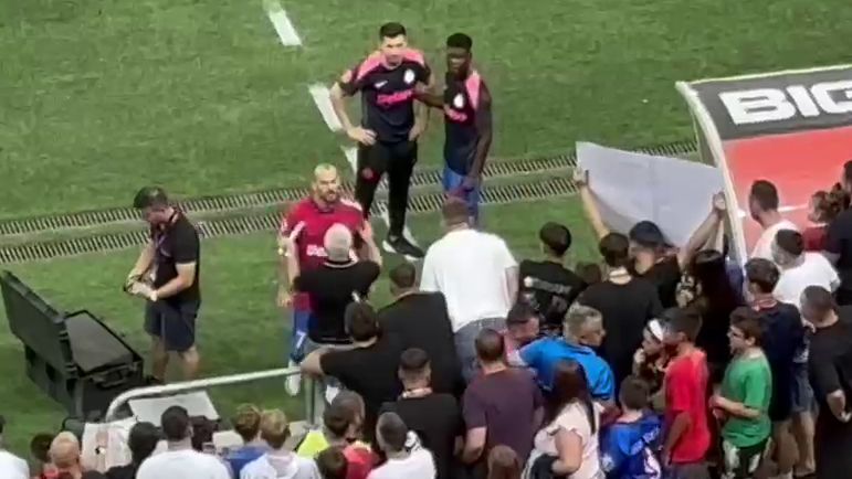 Tensiuni după meci! Denis Alibec a avut un conflict cu un suporter după înfrângerea FCSB-ului în fața lui Shkendija 1-2. 1 galerie foto nervi dupa eliminare denis alibec a sarit la bataie cu un suporter dupa fcsb shkendija 1 2 688a81a276eb0