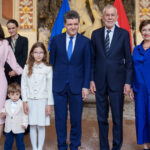 Nicușor Dan și familia sa, oaspeți de seamă la un spectacol de operă în Austria. 3 galerie foto nicusor dan cu familia in timpul vizitei oficiale in austria seful statului si partenera sa au participat la un spectacol de opera 6885d7e1f1937