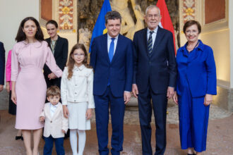 galerie foto nicusor dan cu familia in timpul vizitei oficiale in austria seful statului si partenera sa au participat la un spectacol de opera 6885d7e1f1937
