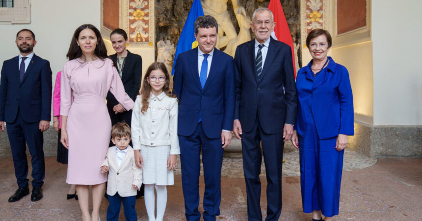 Nicușor Dan și familia sa, oaspeți de seamă la un spectacol de operă în Austria. 1 galerie foto nicusor dan cu familia in timpul vizitei oficiale in austria seful statului si partenera sa au participat la un spectacol de opera 6885d7e1f1937